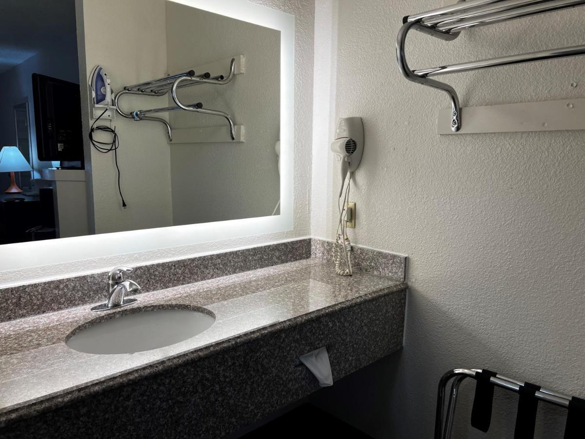 Howard Johnson By Wyndham Heights Downtown Houston