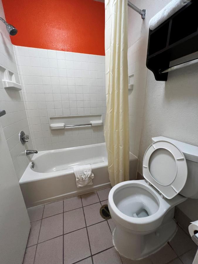 Howard Johnson By Wyndham Heights Downtown Houston