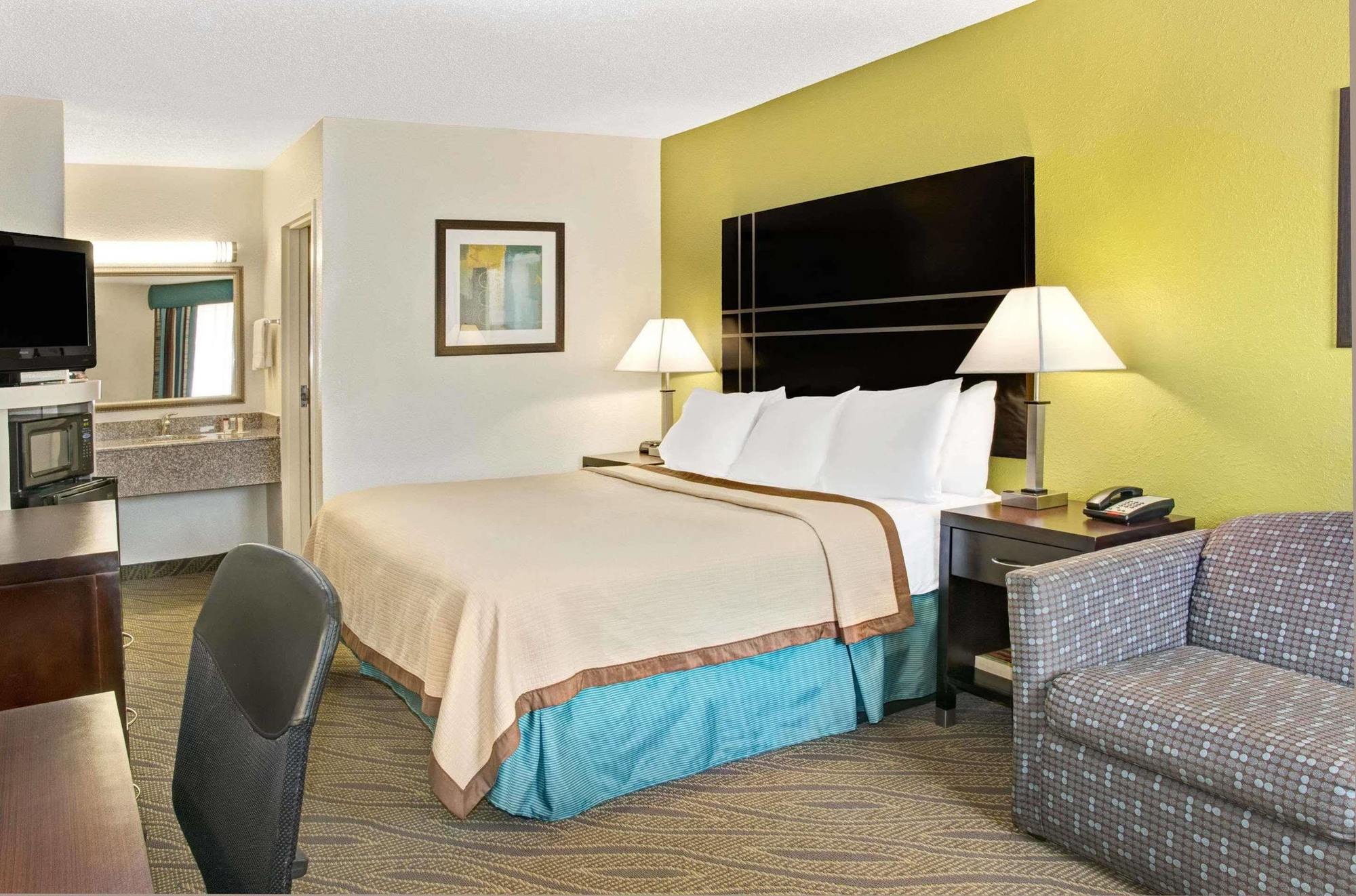Howard Johnson By Wyndham Heights Downtown Hotel