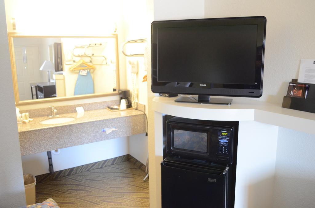 Howard Johnson By Wyndham Heights Downtown Houston
