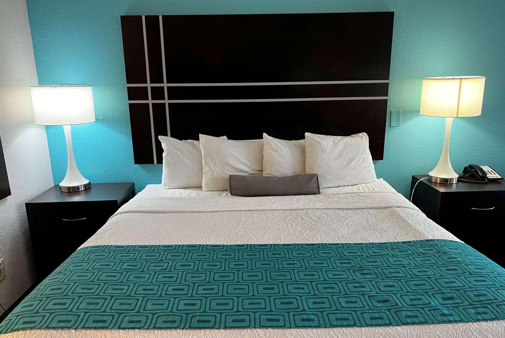 Howard Johnson By Wyndham Heights Downtown Houston